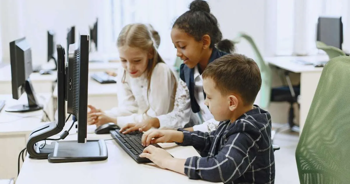 Uso de inteligência artificial em tarefas escolares reduz desempenho em provas, aponta estudo