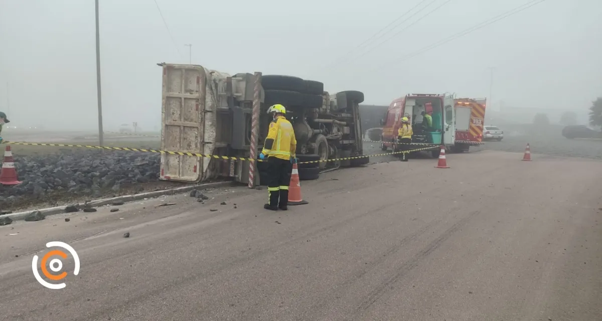 Motorista morre após caminhão capotar na BR-116 em Papanduva