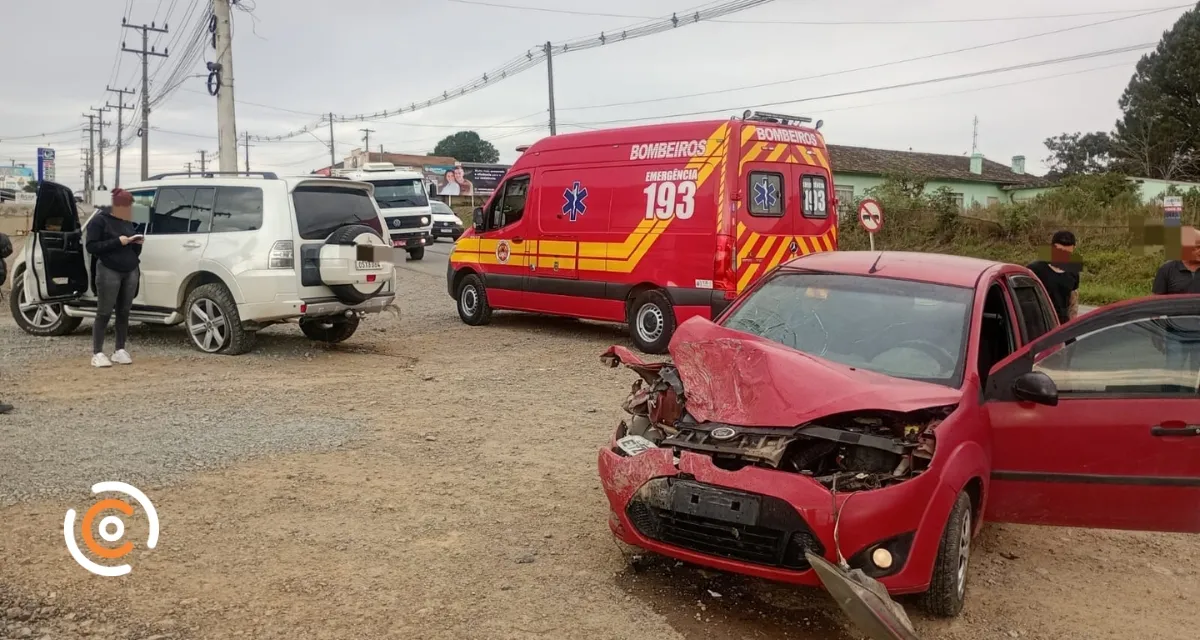 Colisão frontal entre dois carros deixa uma mulher ferida na BR-280, em Rio Negrinho