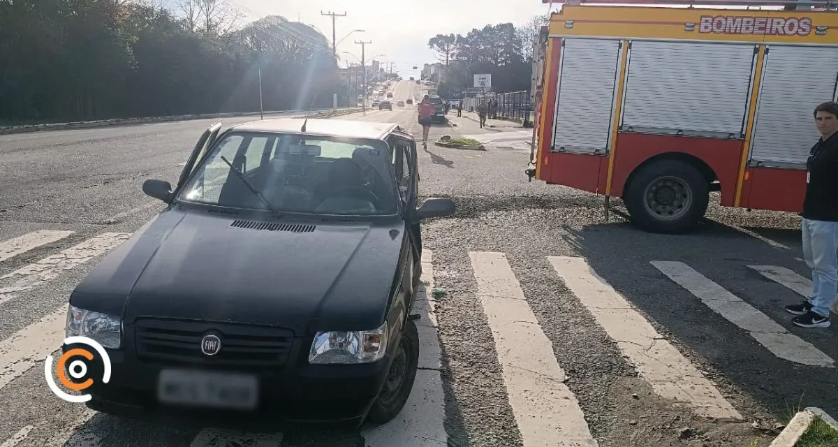 Colis&atilde;o lateral entre dois carros mobiliza bombeiros e SAMU em Canoinhas 2.jpg