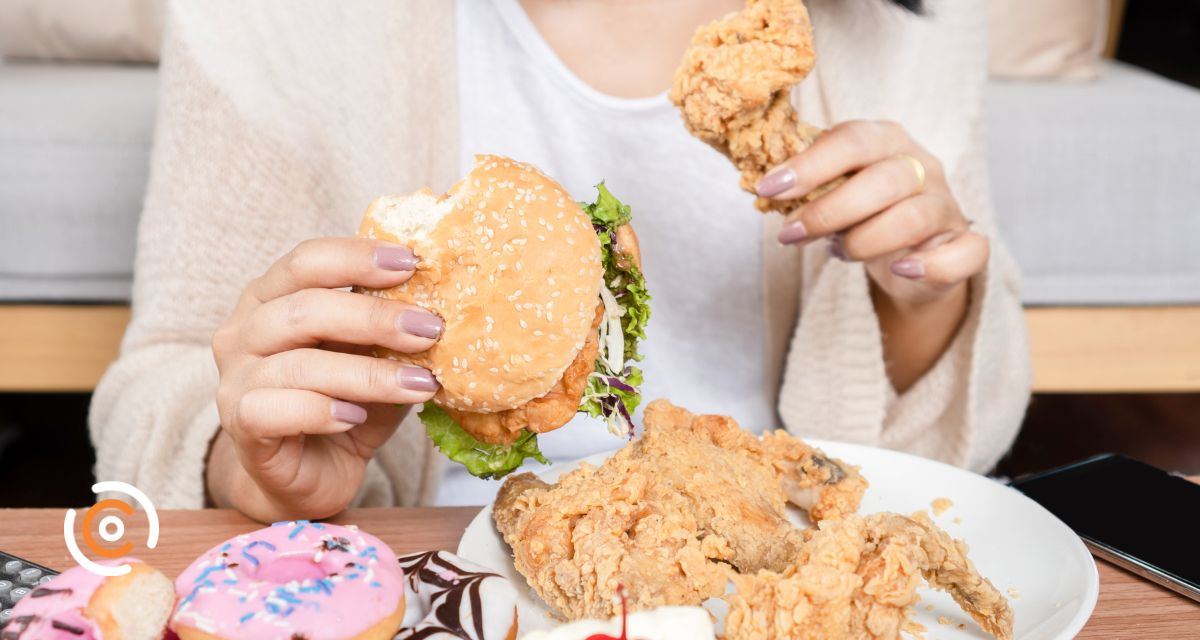 Compulsão alimentar está associada ao consumo de alimentos ultraprocessados, indica estudo