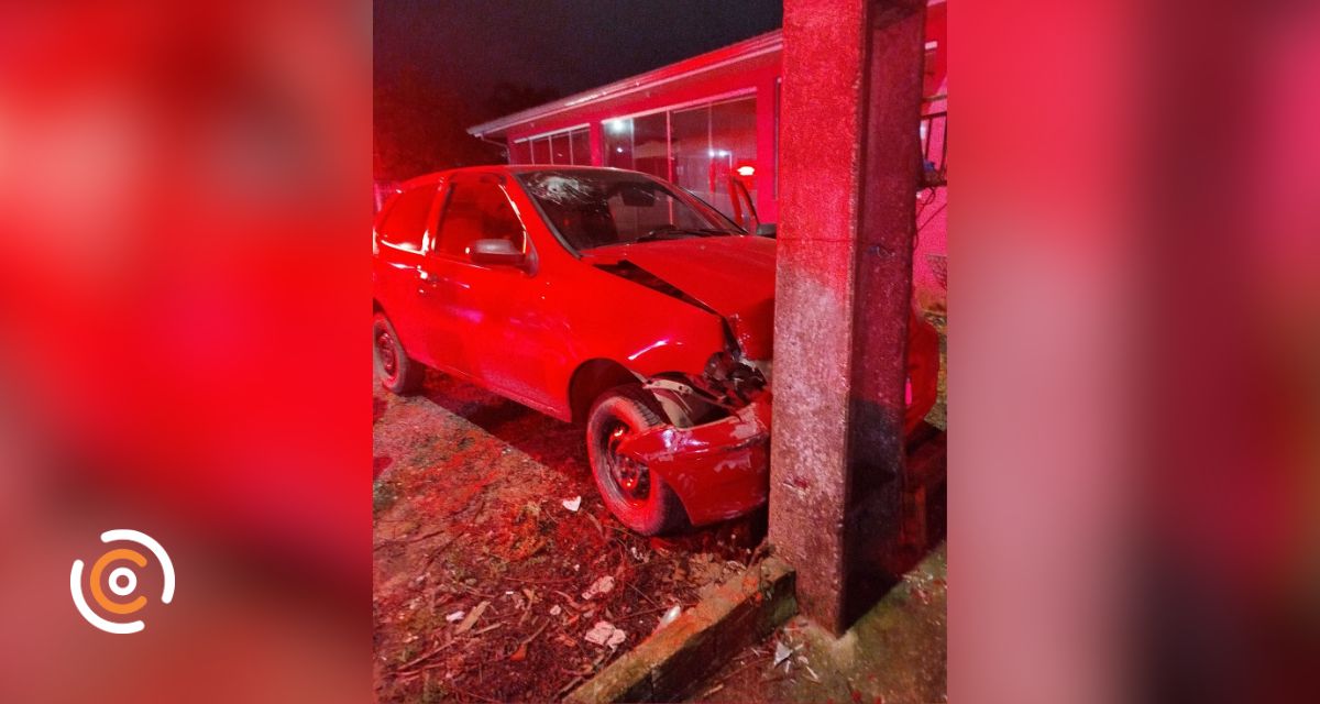 Carro colide contra poste no centro de Major Vieira e deixa um ferido