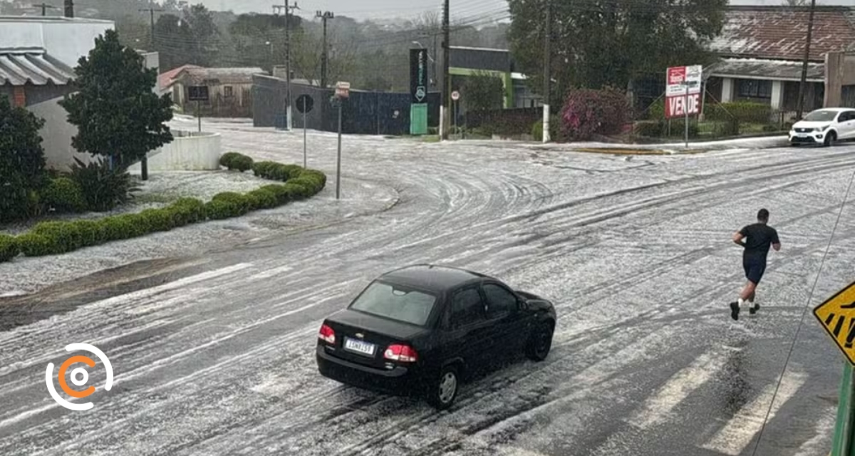 Ruas cobertas de gelo e trânsito lento: chuva de granizo surpreendeu moradores de cidade da região