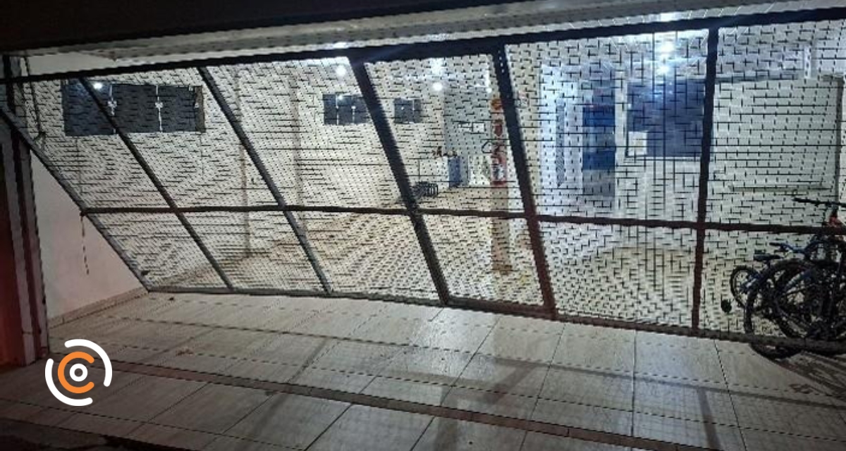 Motorista invade empresa, causa estragos e foge do local no Centro de Itaiópolis