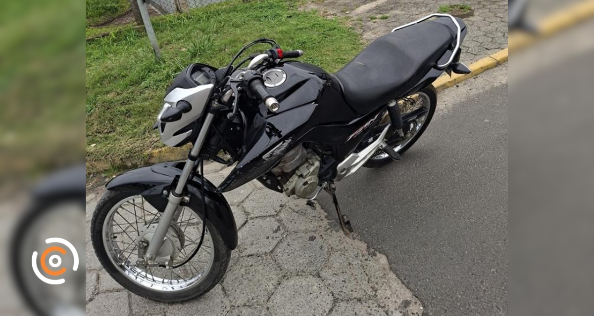 PM apreende motocicleta furtada e prende dois homens em Itaiópolis