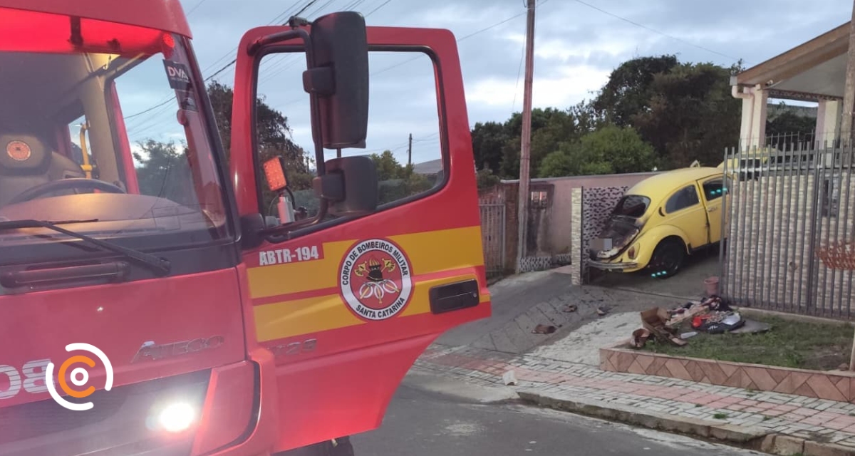 Incêndio atinge Fusca estacionado no pátio de residência em Porto União