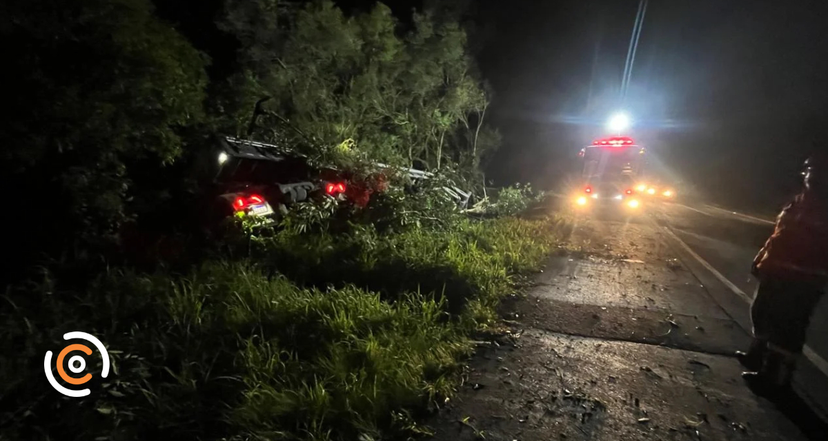 Caminhoneiro fica ferido após tombamento de carreta na BR-280 em Três Barras
