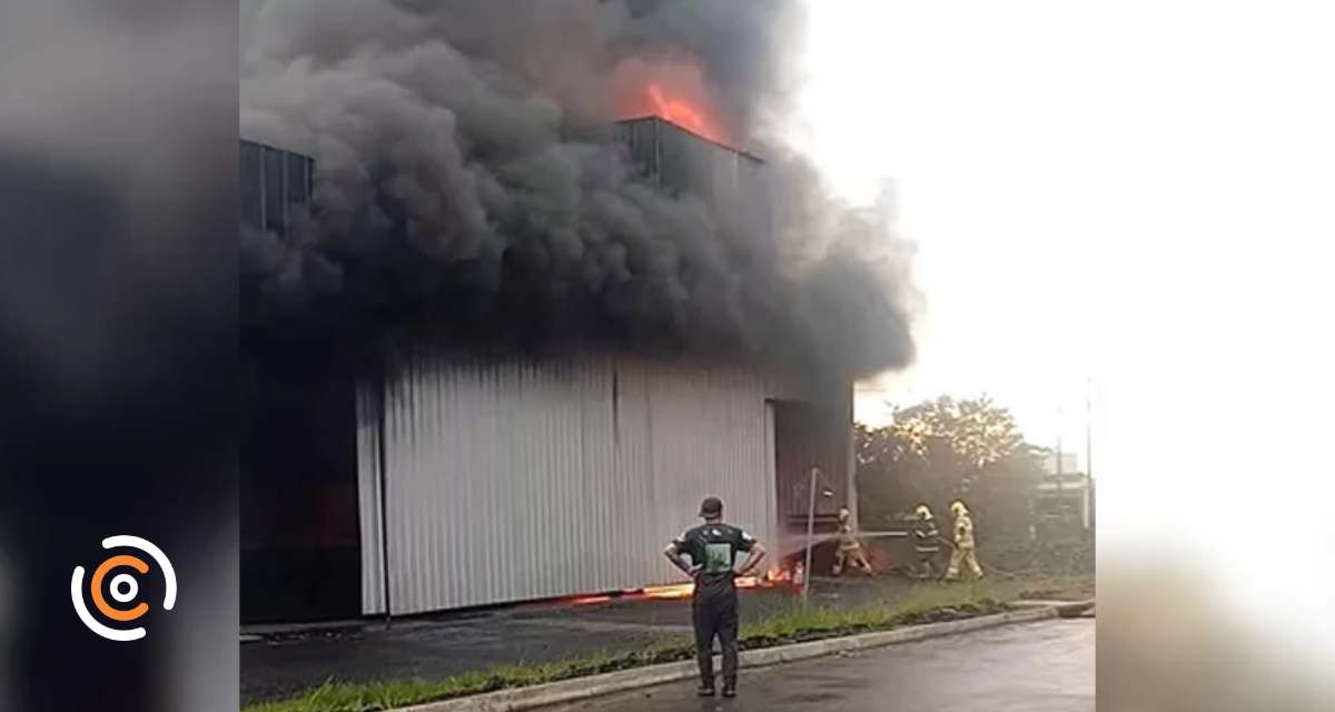 Incêndio atinge empresa e mobiliza bombeiros em Papanduva