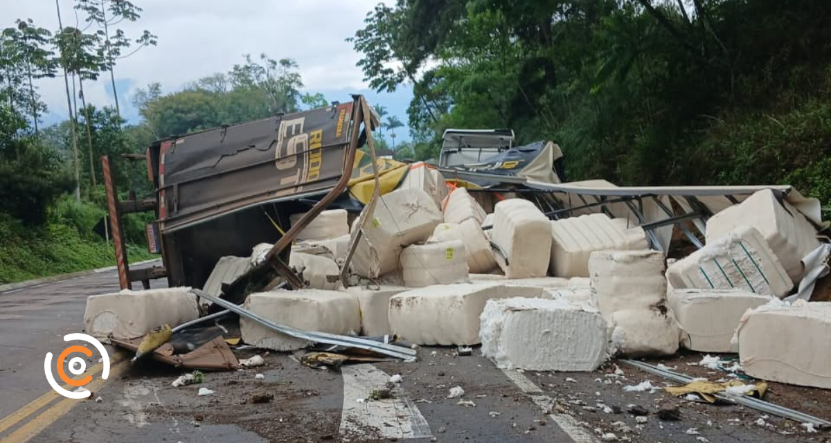 Carreta carregada com algodão sai da pista e tomba na BR-280 em Corupá
