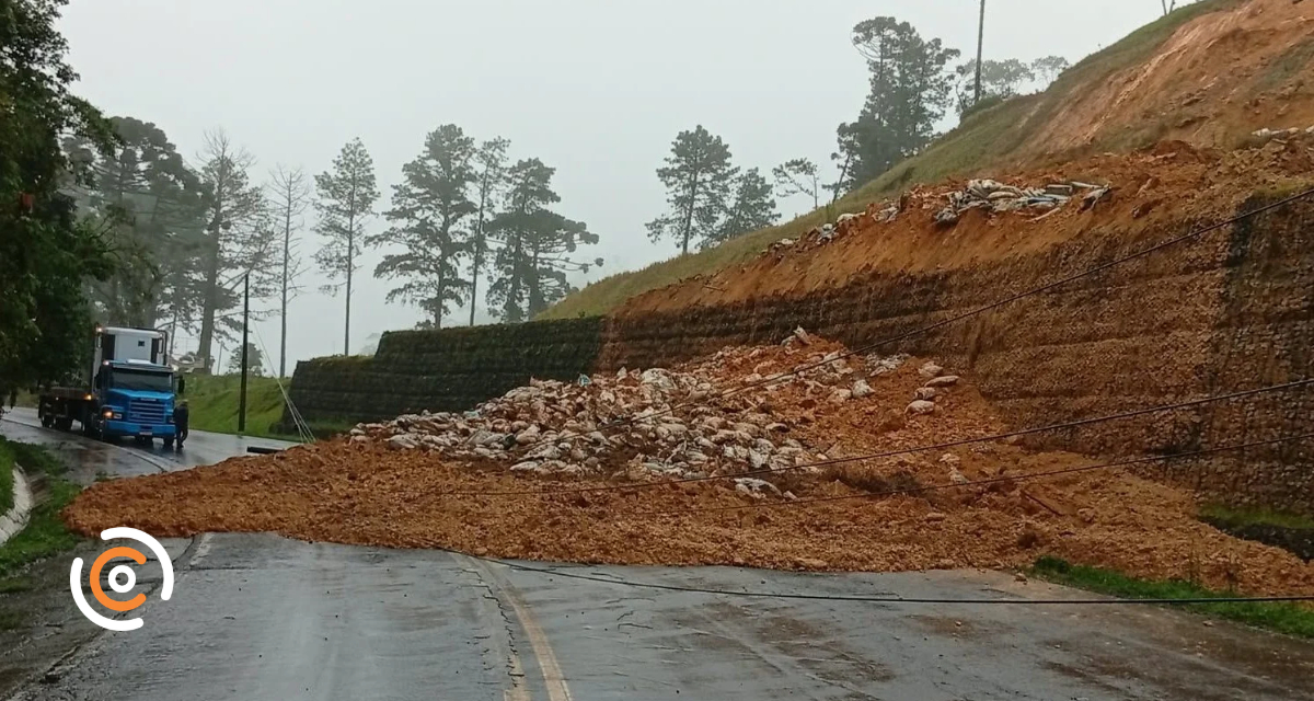 Deslizamento bloqueia BR-280 na Serra de Corupá; pista é liberada