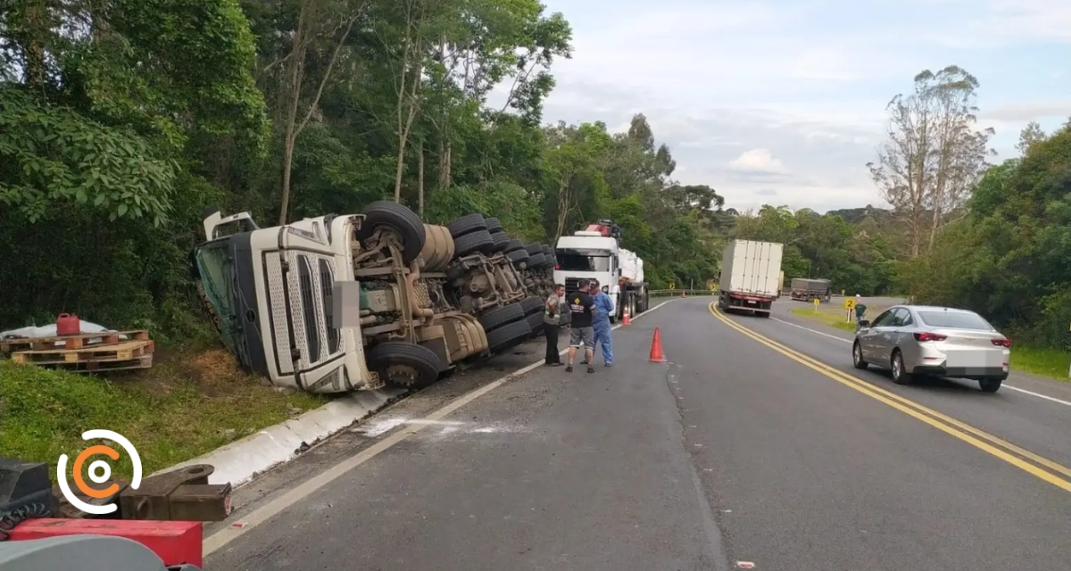 BR-280 é totalmente interditada após acidente com caminhão em Mafra