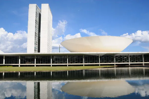 Câmara aprova projeto que prevê porte de arma para empresários e MEIs