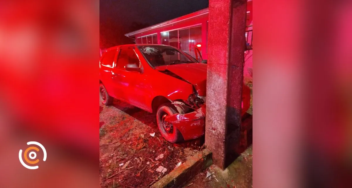 Carro colide contra poste no centro de Major Vieira e deixa um ferido