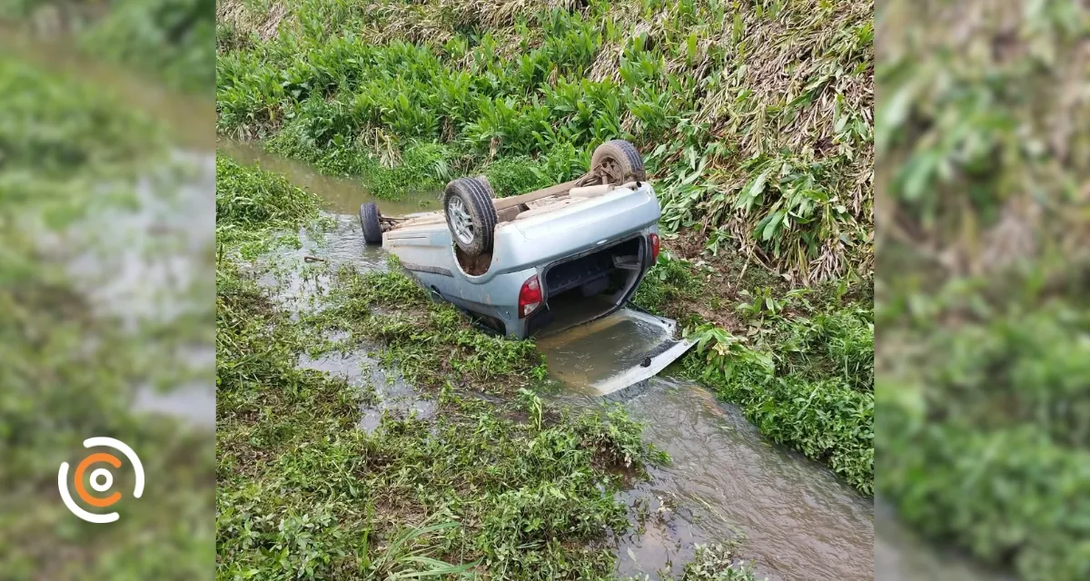 Mulher fica ferida após carro sair da pista e cair em rio em São Bento do Sul