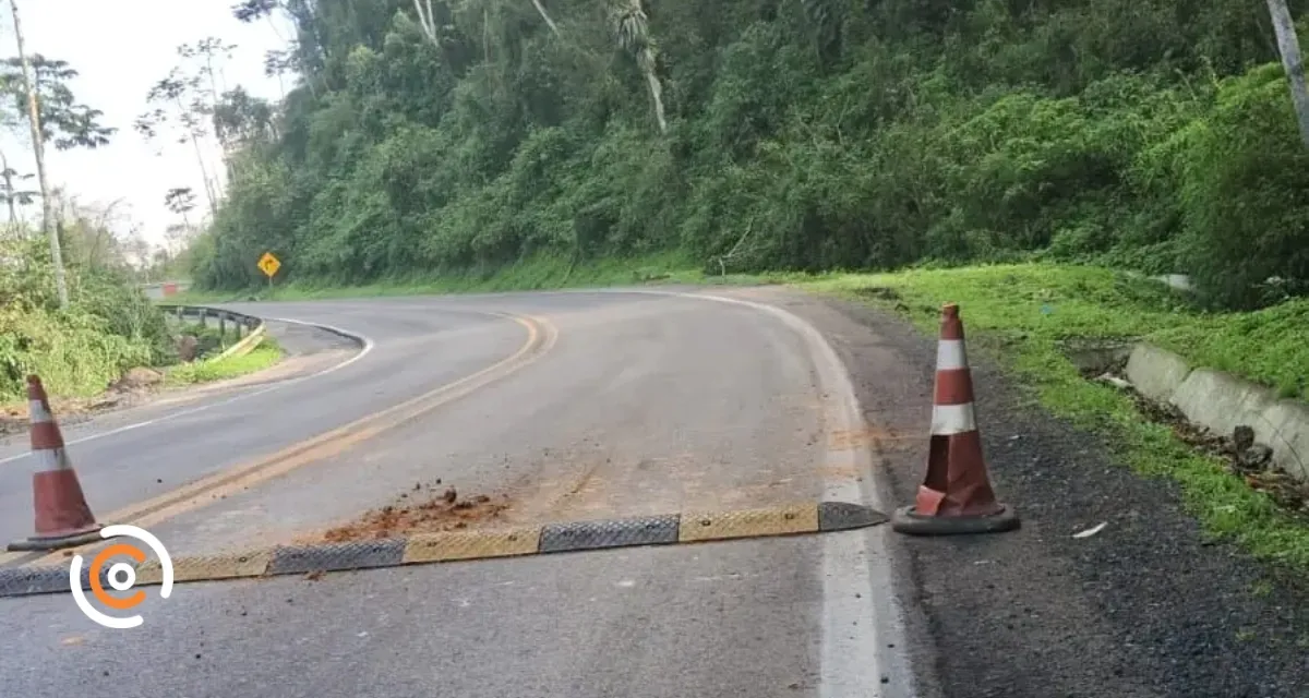 Atenção na BR-280: nova lombada é instalada na Serra de Corupá