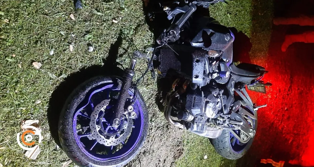 Motociclista fica ferido após colisão contra muro em Três Barras