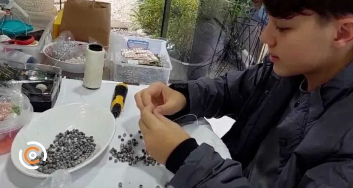 Menino de 13 anos produz terços com sementes do quintal para doar em hospital de SC