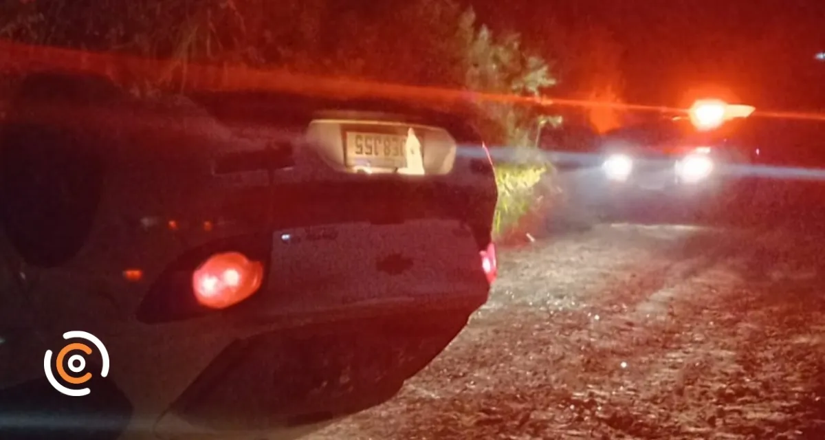Homem fica gravemente ferido após veículo capotar na Estrada Geral do Caraguatá