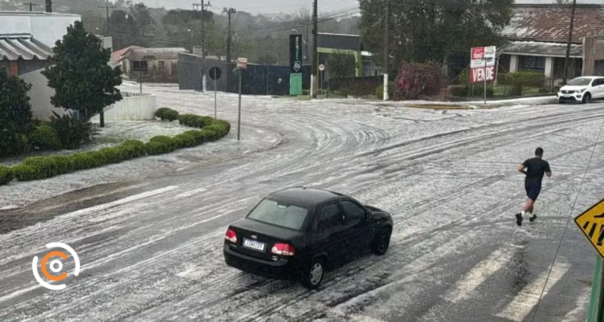 Ruas cobertas de gelo e trânsito lento: chuva de granizo surpreendeu moradores de cidade da região