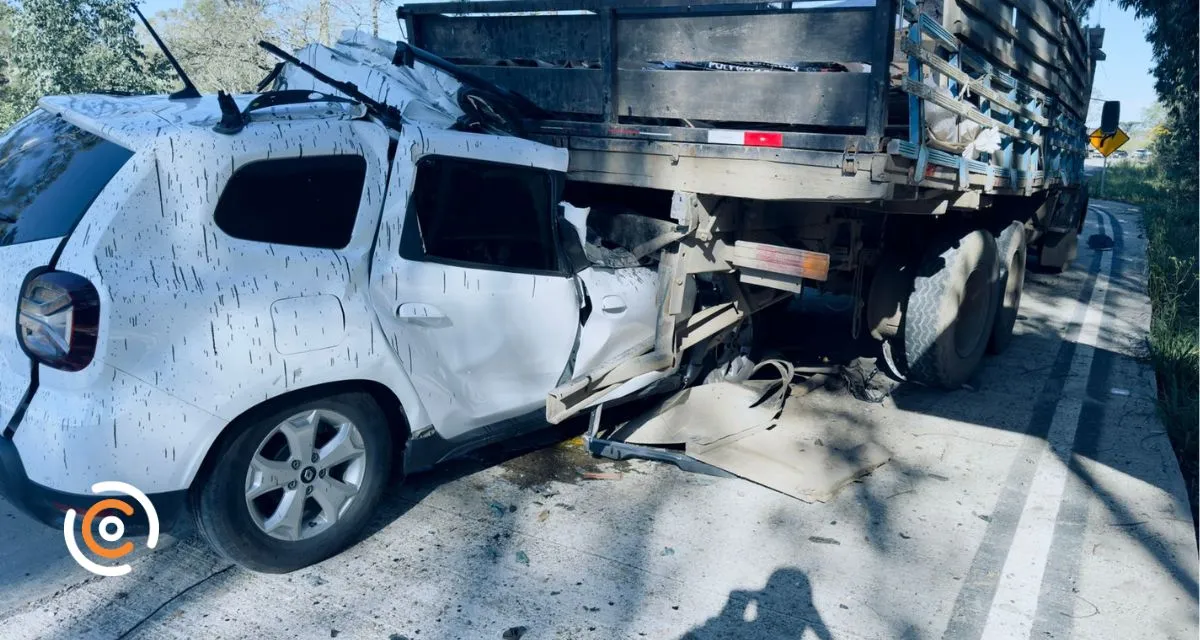 Mulher de 64 anos fica ferida após carro colidir contra traseira de caminhão na SC-477 em Canoinhas