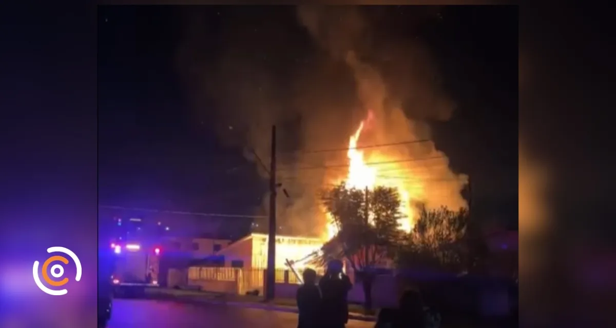 Incêndio destrói residência e veículo na madrugada deste sábado em São Mateus do Sul