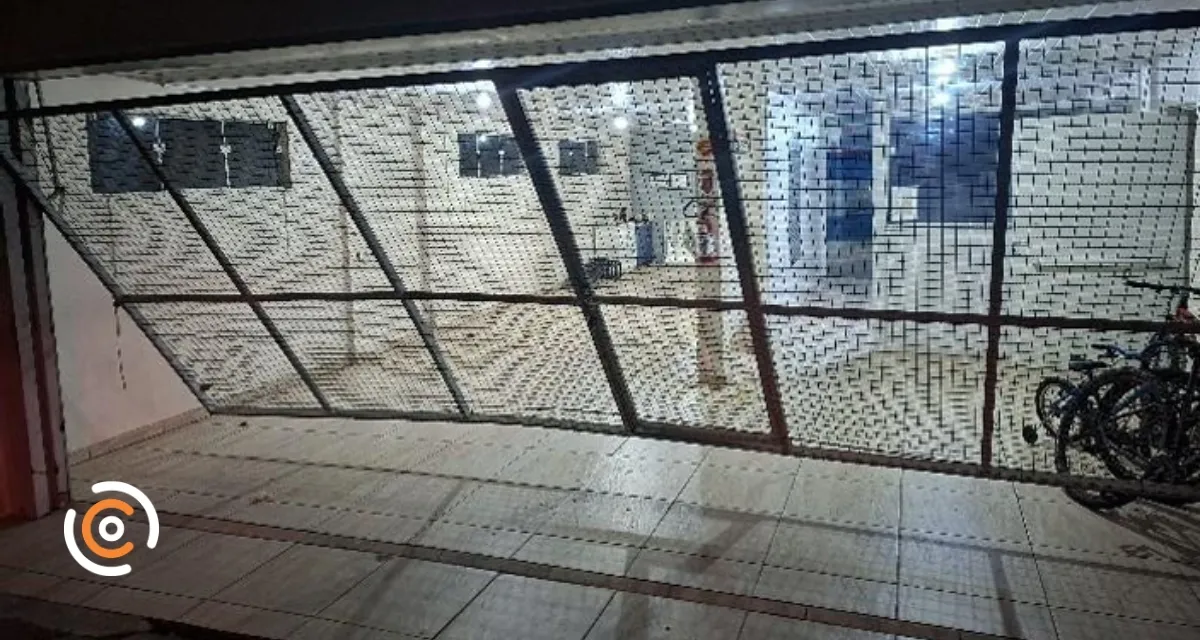 Motorista invade empresa, causa estragos e foge do local no Centro de Itaiópolis
