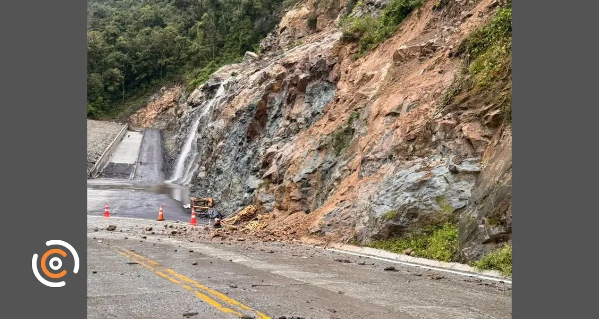 Queda de Barreira Interdita Totalmente a SC-418 na Serra Dona Francisca neste Domingo