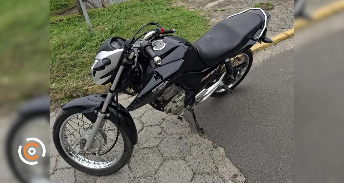 PM apreende motocicleta furtada e prende dois homens em Itaiópolis