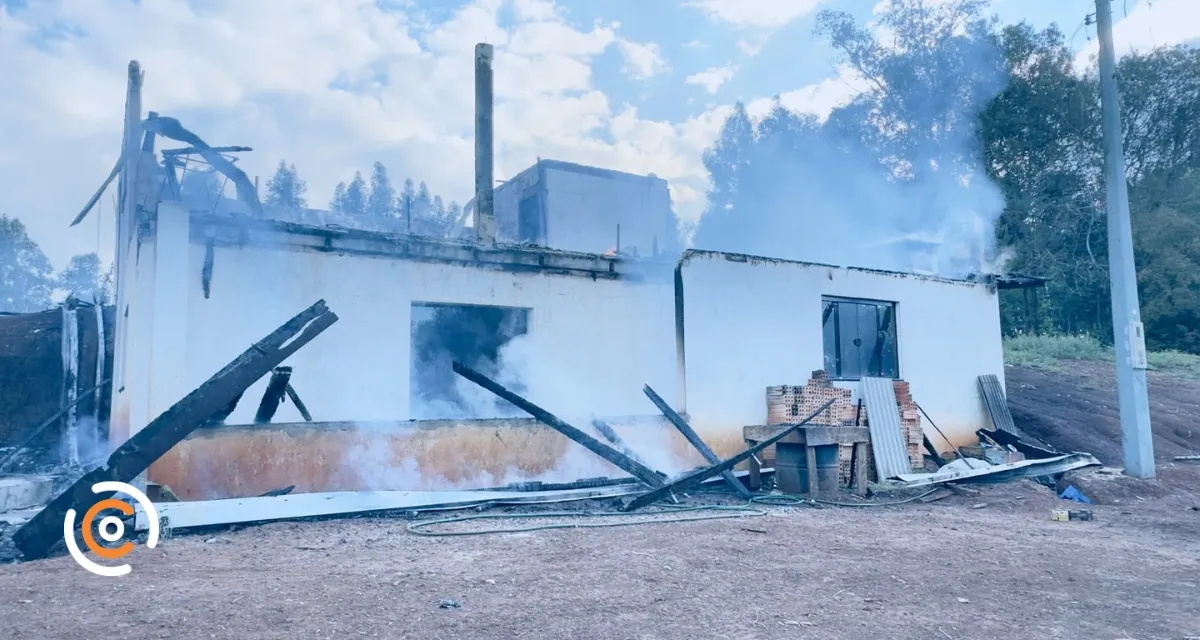 Incêndio atinge residência na localidade de Felipe Schmidt, em Canoinhas