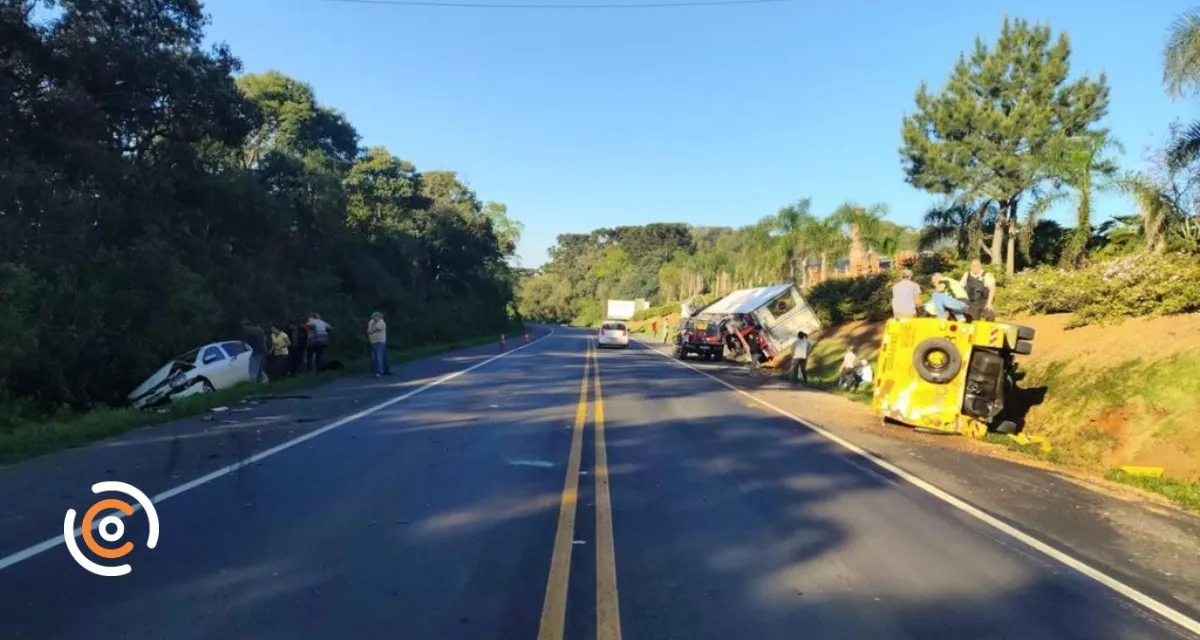 Colisão entre carro, caminhão e carro-forte deixa duas pessoas em estado grave na BR-476