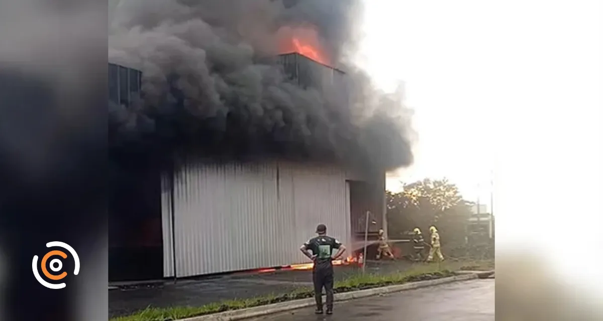 Incêndio atinge empresa e mobiliza bombeiros em Papanduva