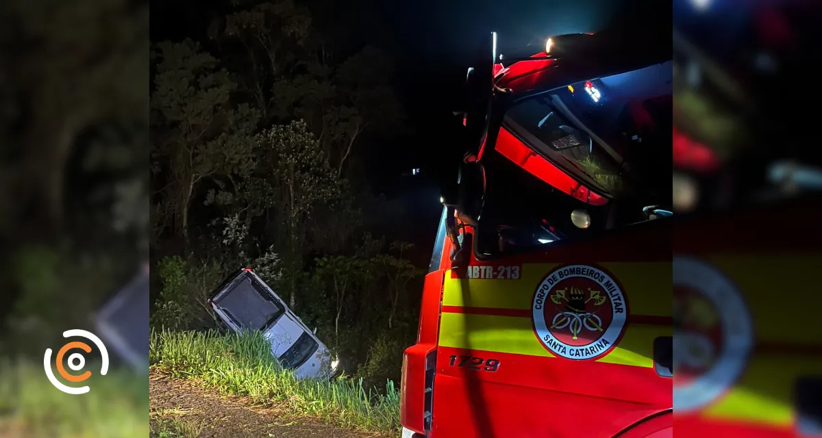 Caminhonete sai da pista e capota na BR-280, em Mafra