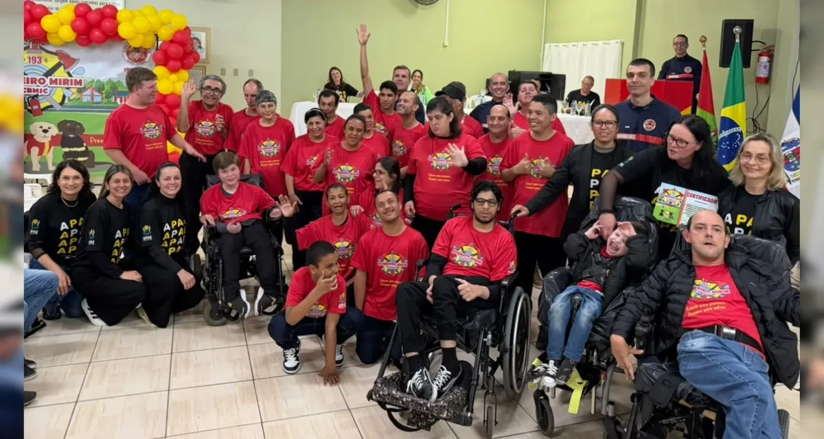 Bombeiros formam primeira turma do Bombeiro Mirim adaptada para alunos da Apae em SC
