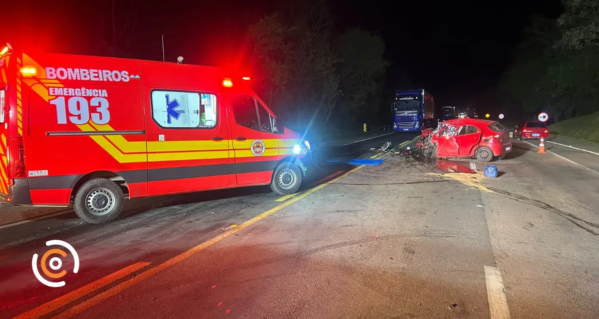 Homem morre em acidente envolvendo dois carros e uma carreta na BR-116, em Mafra