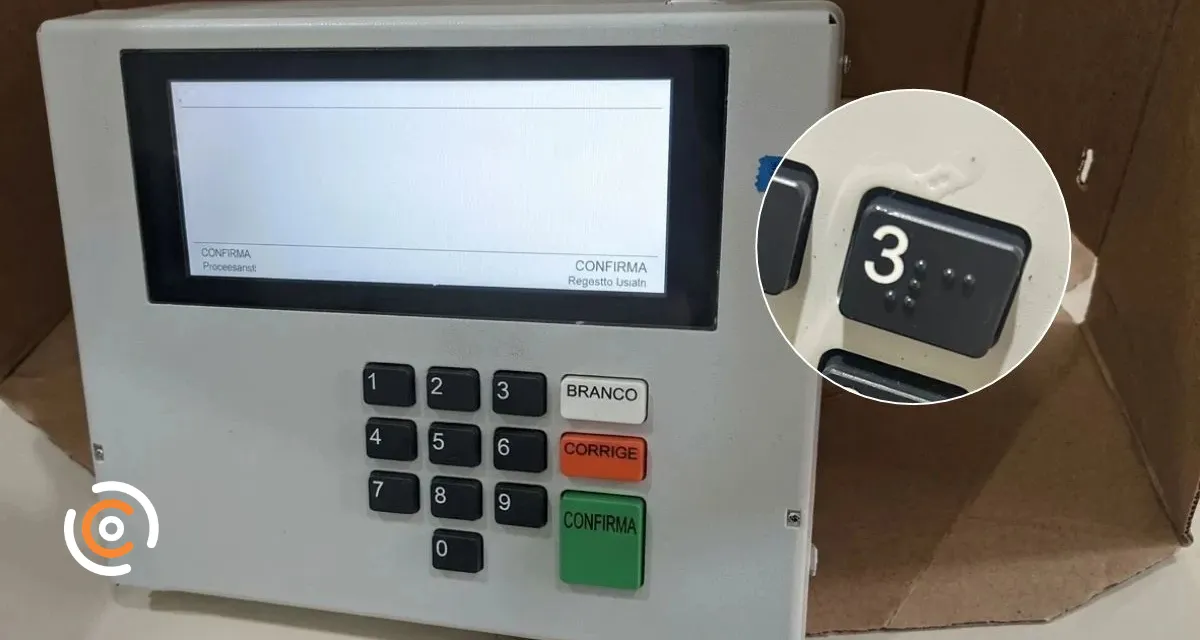 Homem cola teclas de urna eletrônica durante votação e é identificado após denúncia