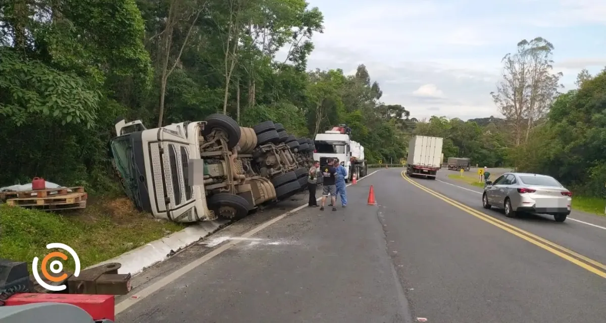 BR-280 é totalmente interditada após acidente com caminhão em Mafra